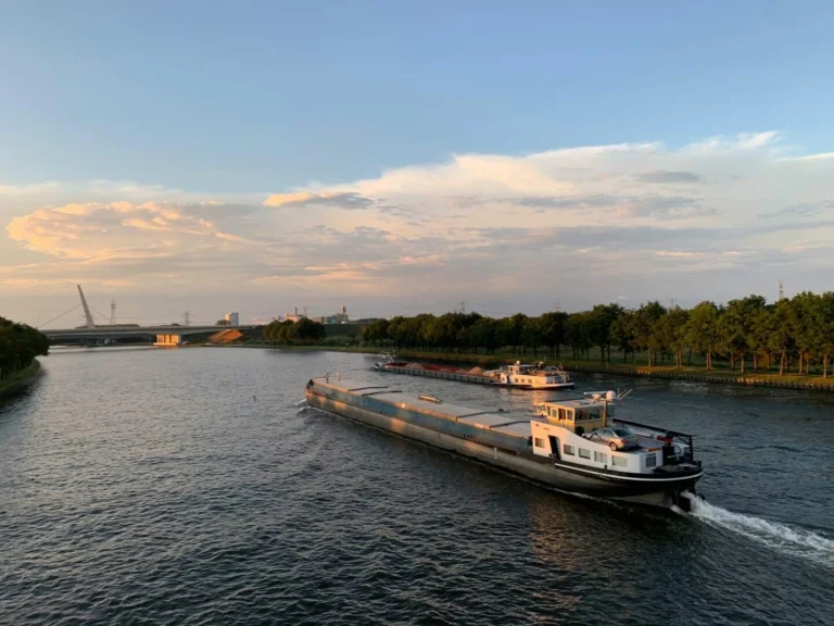 Kleinere Schepen Blijven Varen: Waarom de Toekomst van de Nederlandse Binnenvaart Baat heeft bij Variatie
